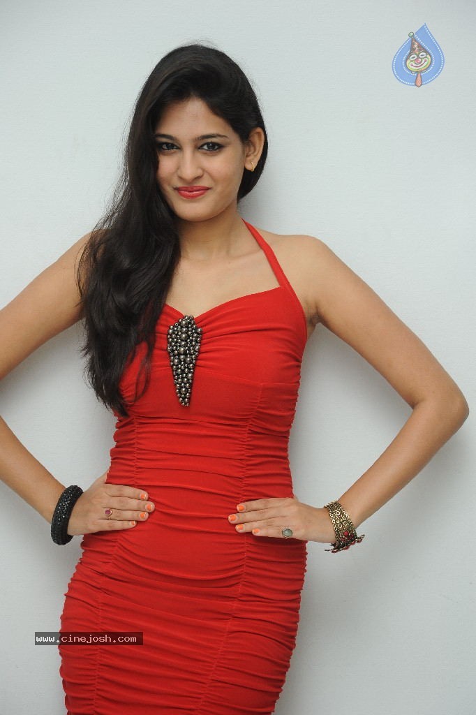 Swetha Jadhav Stills - 39 / 80 photos