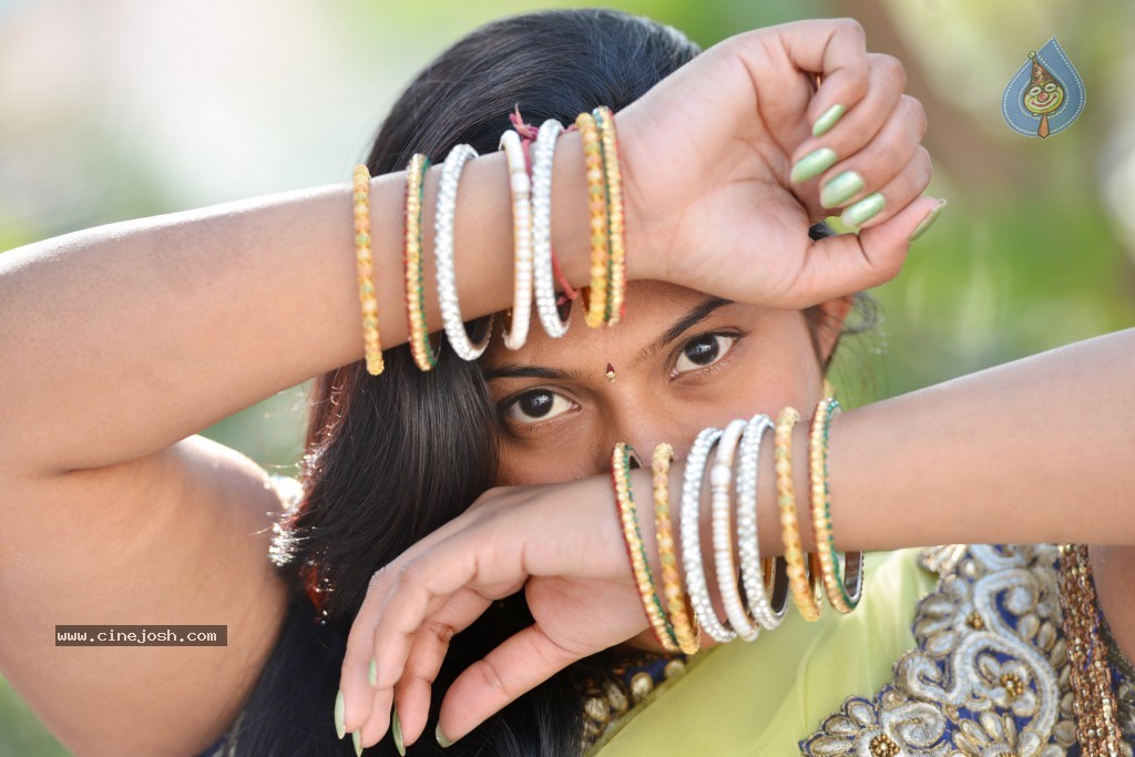 Swetha New Stills - 11 / 31 photos