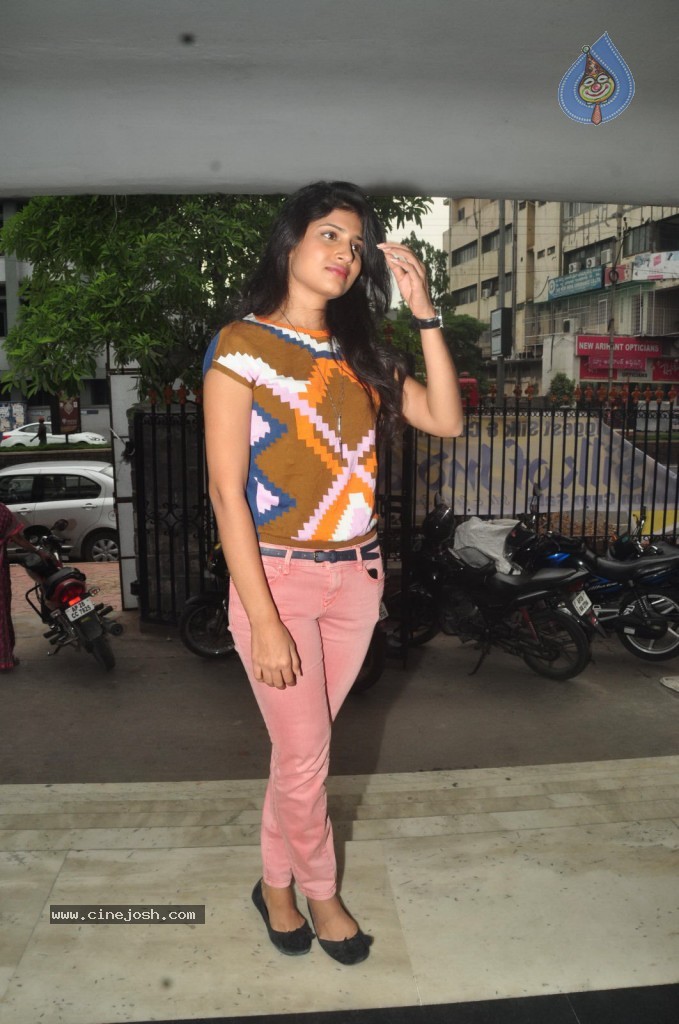 Swetha Pandit New Stills - 17 / 69 photos