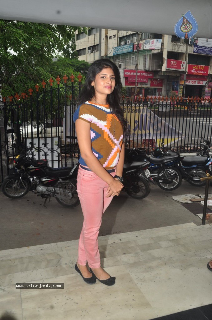 Swetha Pandit New Stills - 40 / 69 photos
