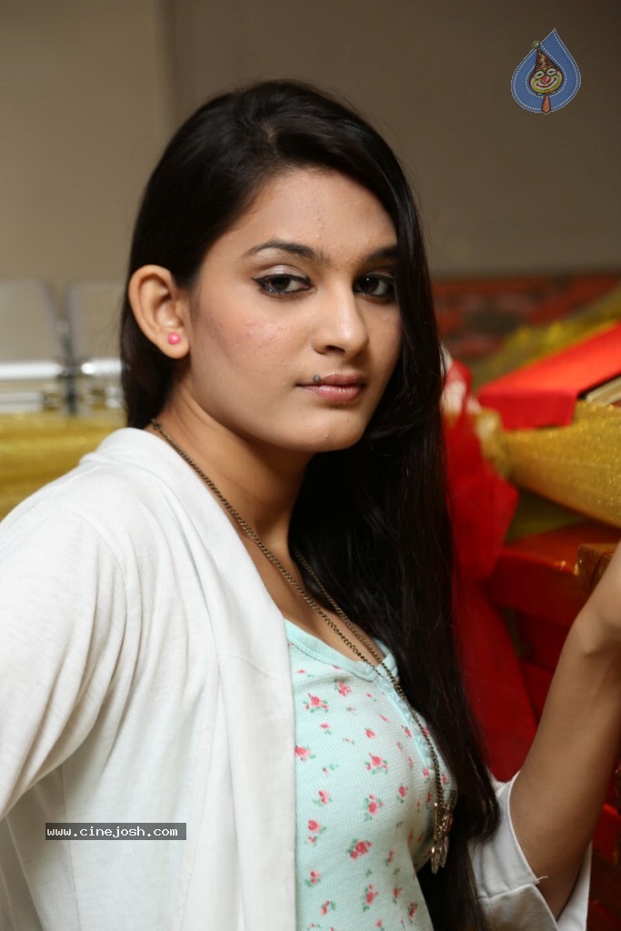 Swetha Stills - 21 / 45 photos