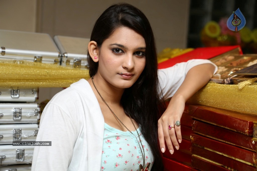 Swetha Stills - 25 / 45 photos