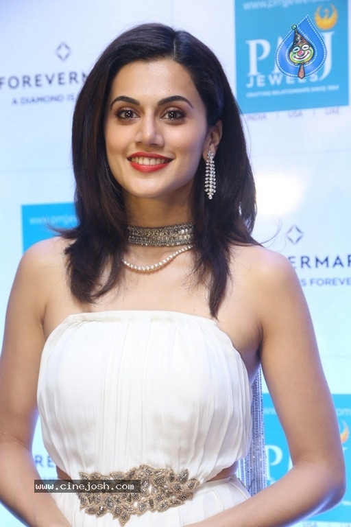 Taapsee Pannu New Stills - 2 / 17 photos