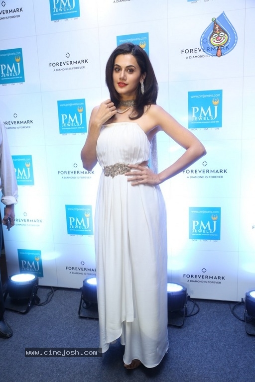 Taapsee Pannu New Stills - 9 / 17 photos