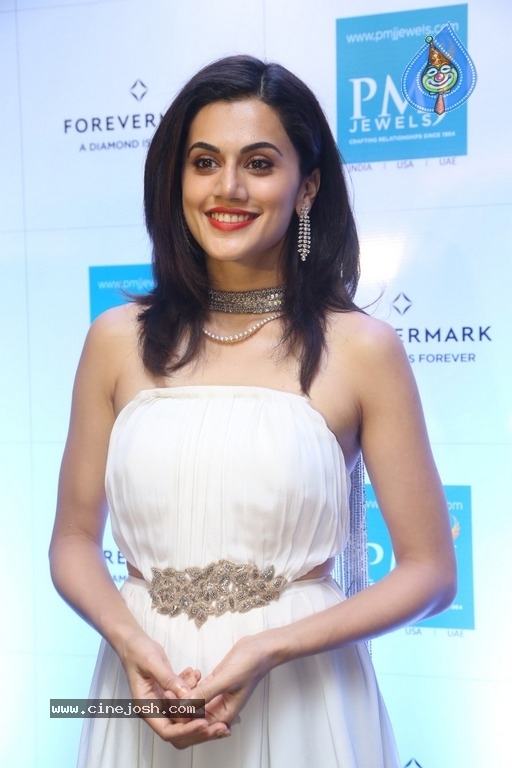 Taapsee Pannu New Stills - 17 / 17 photos