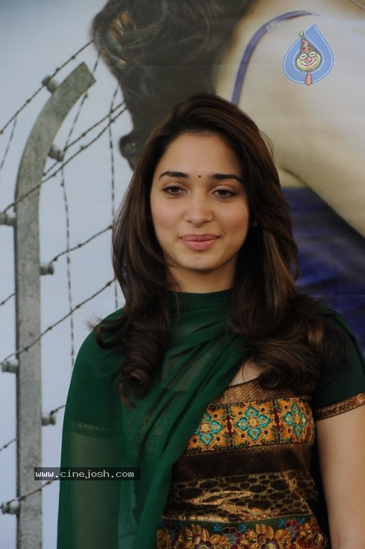 Tamanna Stills - Awara - 14 / 36 photos