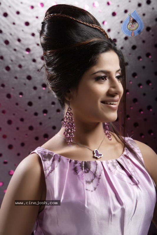 Tamil Actress Meenal Stills - 33 / 45 photos