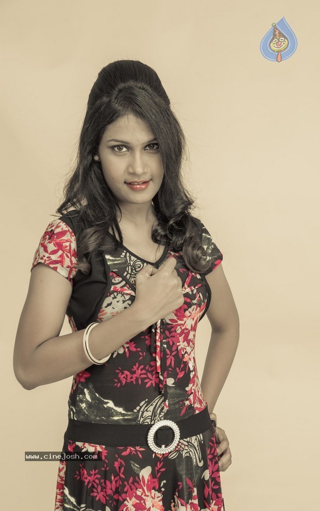 Tamil Actress Suhasini Hot Stills - 7 / 28 photos