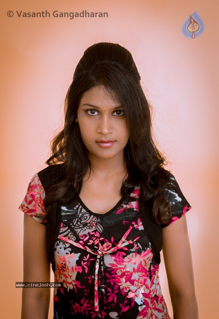 Tamil Actress Suhasini Hot Stills - 16 / 28 photos