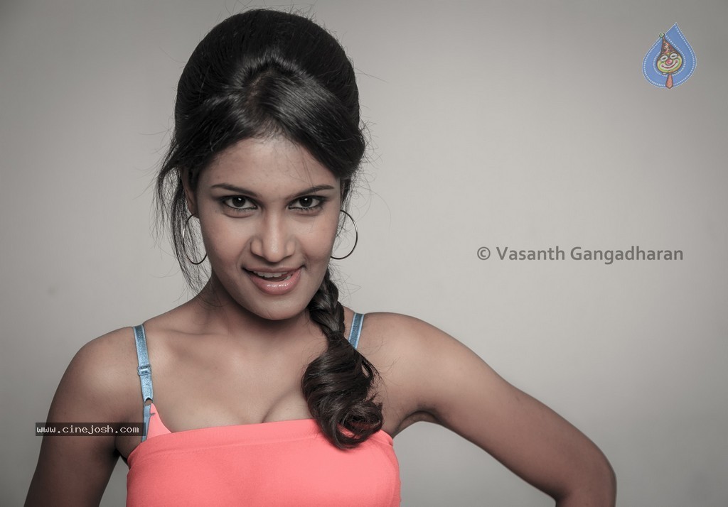 Tamil Actress Suhasini Hot Stills - 17 / 28 photos