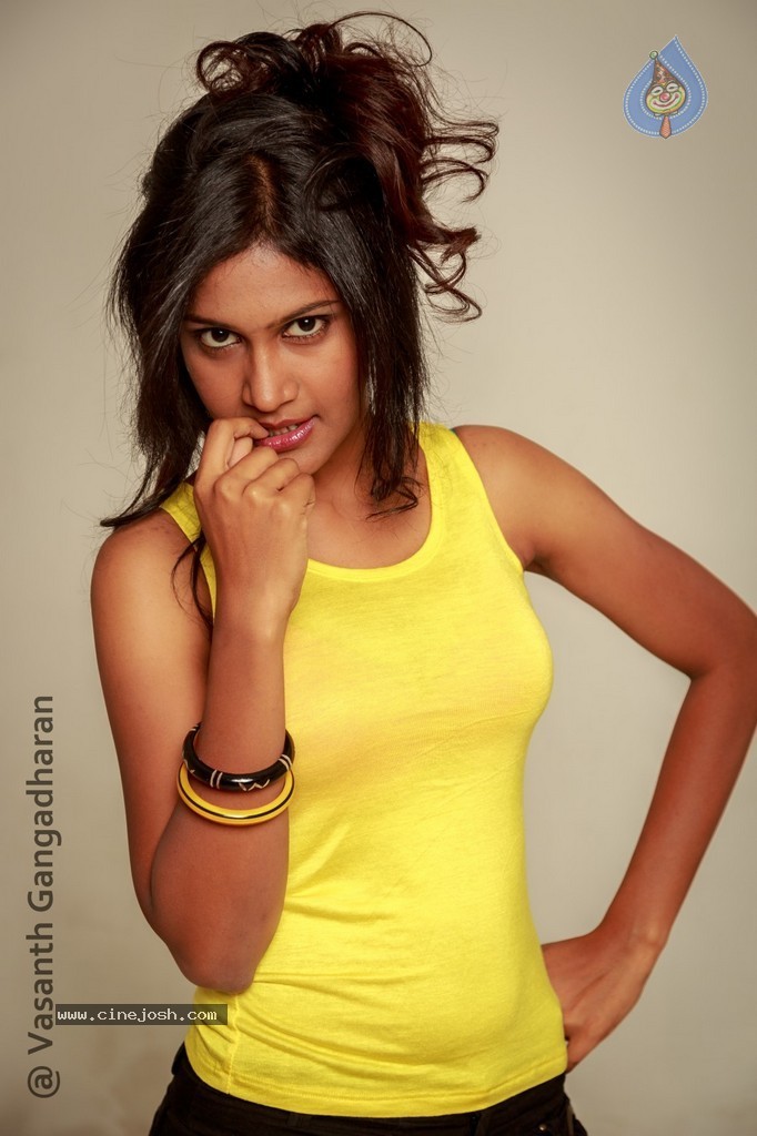 Tamil Actress Suhasini Hot Stills - 18 / 28 photos