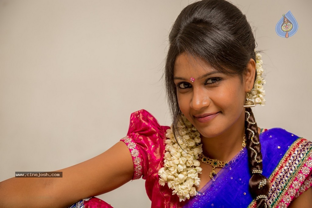 Tamil Actress Suhasini Hot Stills - 23 / 28 photos
