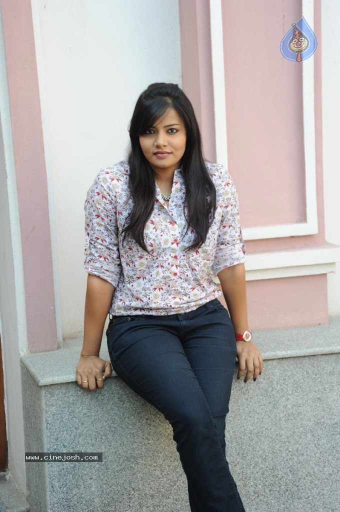 Tanuja Stills - 12 / 53 photos