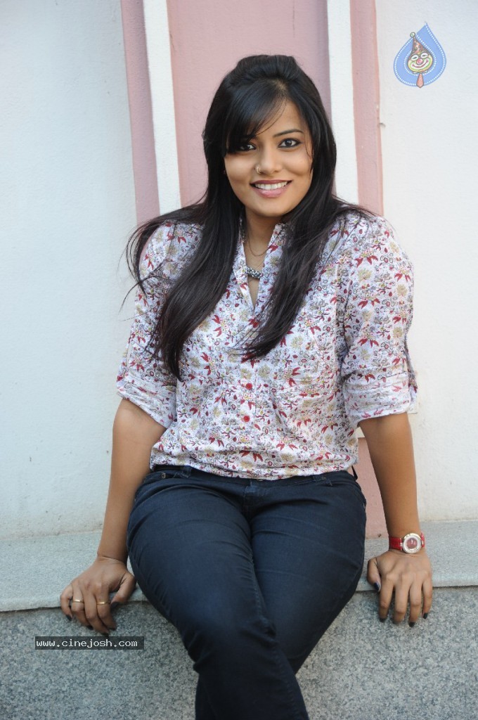 Tanuja Stills - 13 / 53 photos