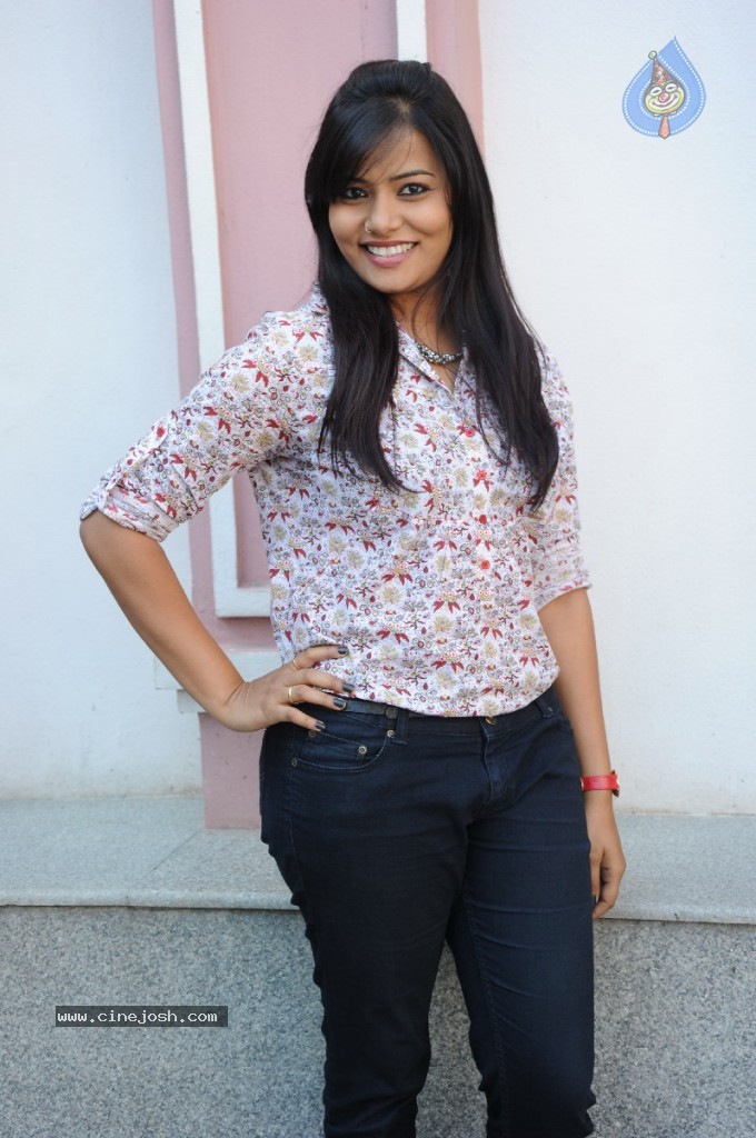 Tanuja Stills - 16 / 53 photos
