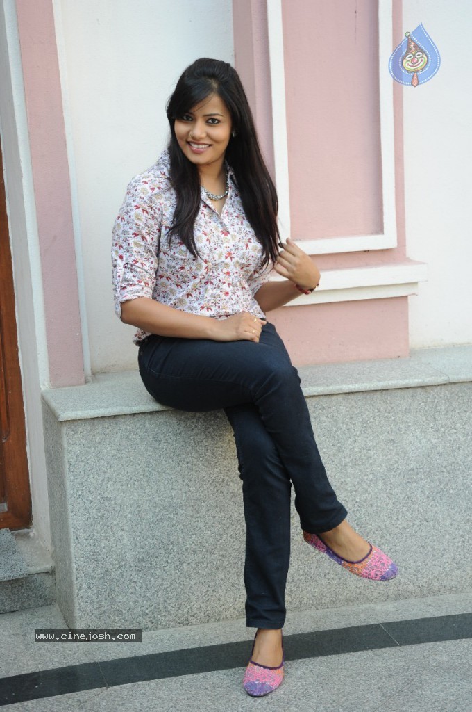Tanuja Stills - 17 / 53 photos