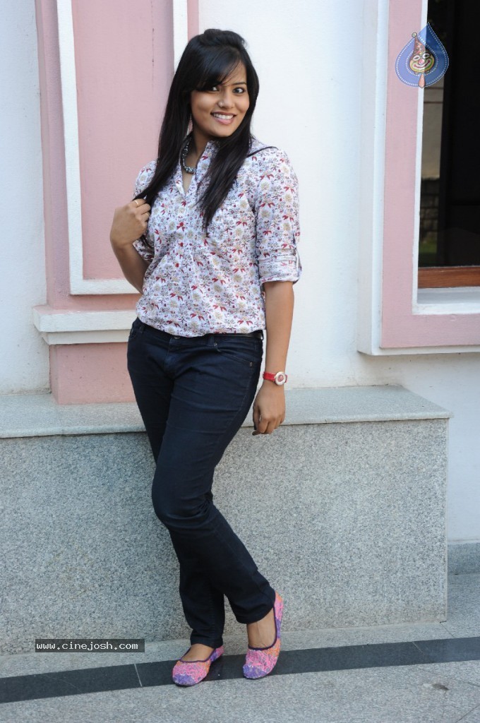 Tanuja Stills - 18 / 53 photos