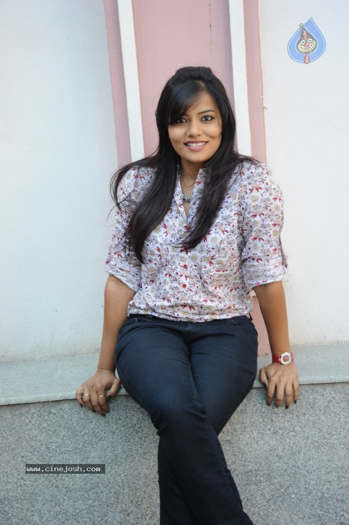 Tanuja Stills - 25 / 53 photos