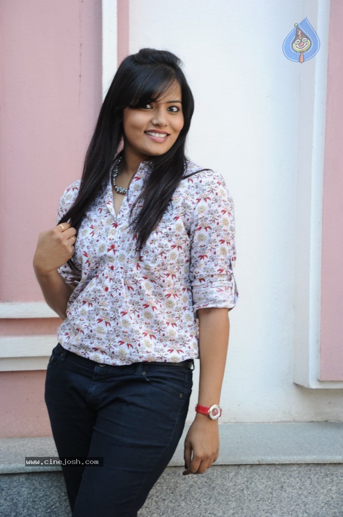 Tanuja Stills - 36 / 53 photos
