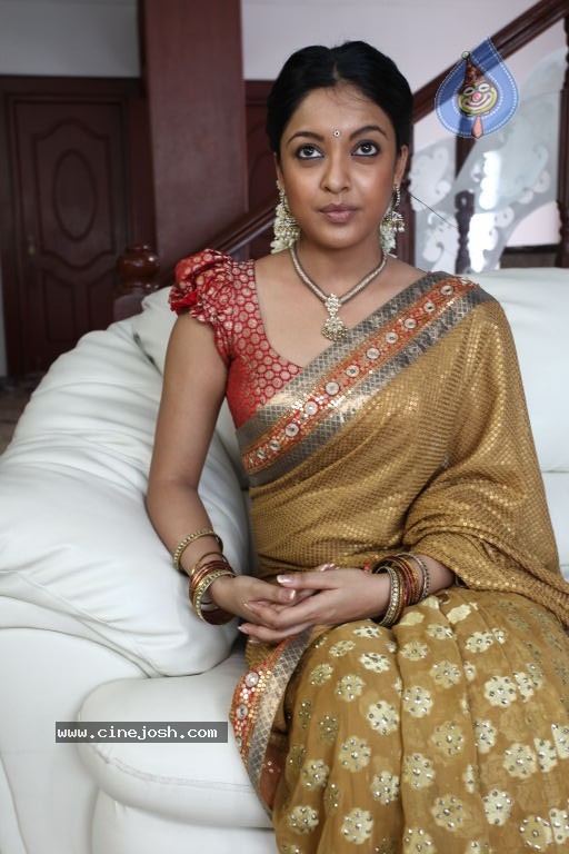 Tanushree Dutta New Stills  - 14 / 33 photos
