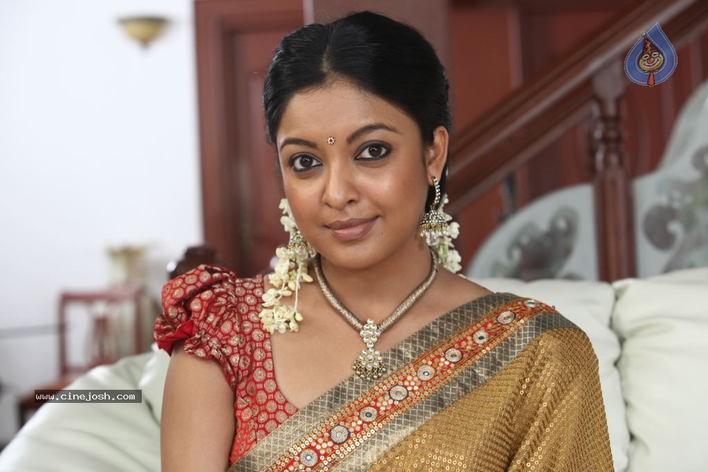 Tanushree Dutta New Stills  - 18 / 33 photos