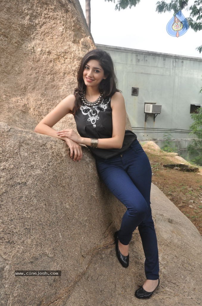 Tanvi Vyas Latest Photos - 22 / 205 photos