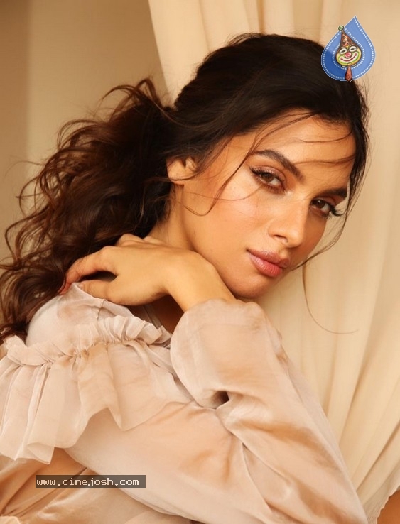 Tanya Hope New Photos - 2 / 13 photos