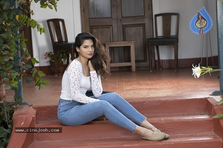  Tanya Hope New Stills - 20 / 21 photos