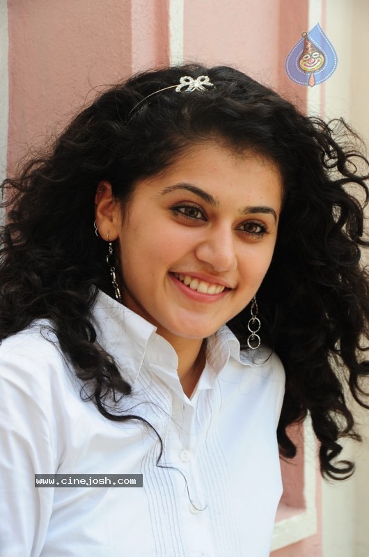 Tapsee Stills - 5 / 35 photos