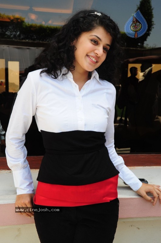 Tapsee Stills - 7 / 35 photos