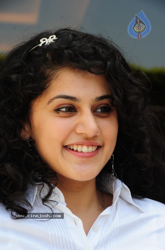 Tapsee Stills - 18 / 35 photos