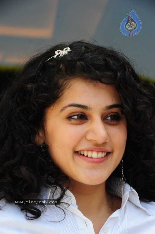 Tapsee Stills - 23 / 35 photos