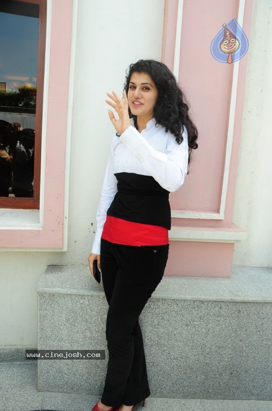 Tapsee Stills - 27 / 35 photos