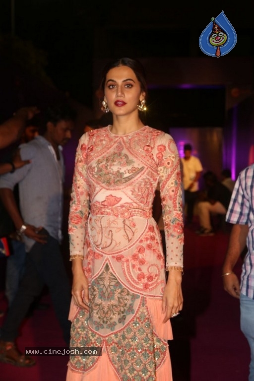 Tapsee At Zee Apsara Awards - 4 / 21 photos