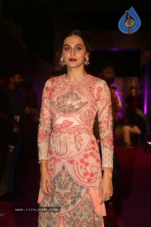 Tapsee At Zee Apsara Awards - 21 / 21 photos