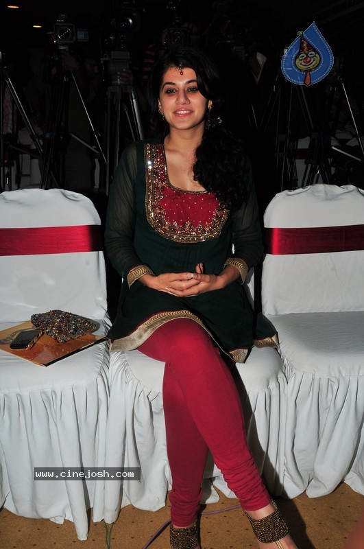 Tapsee New Stills - 20 / 41 photos