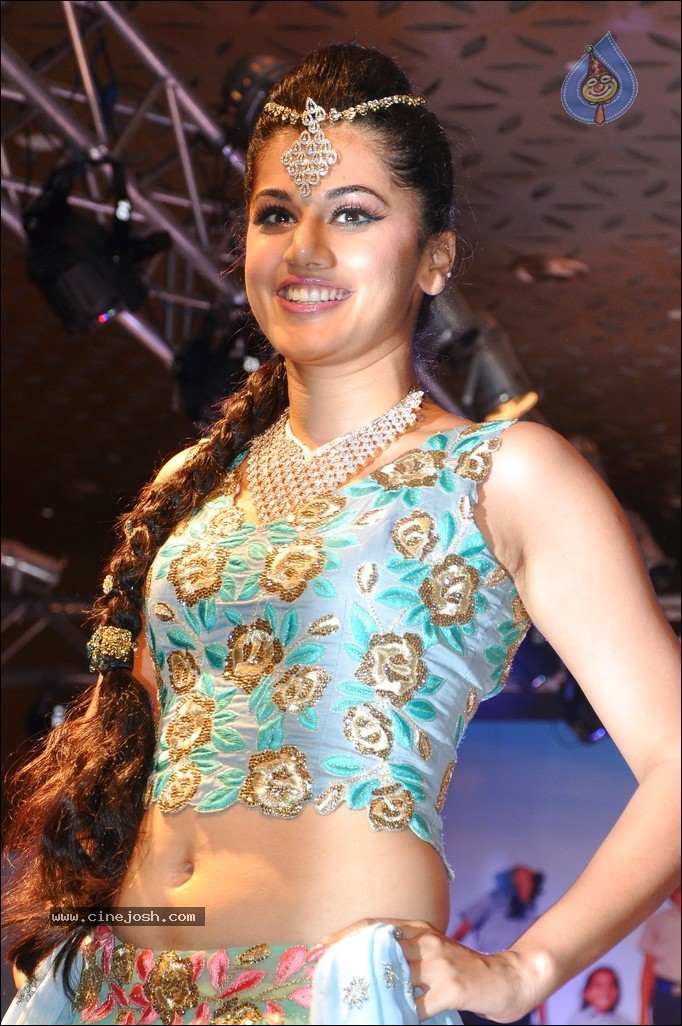 Tapsee Ramp Walk Photos - 5 / 31 photos