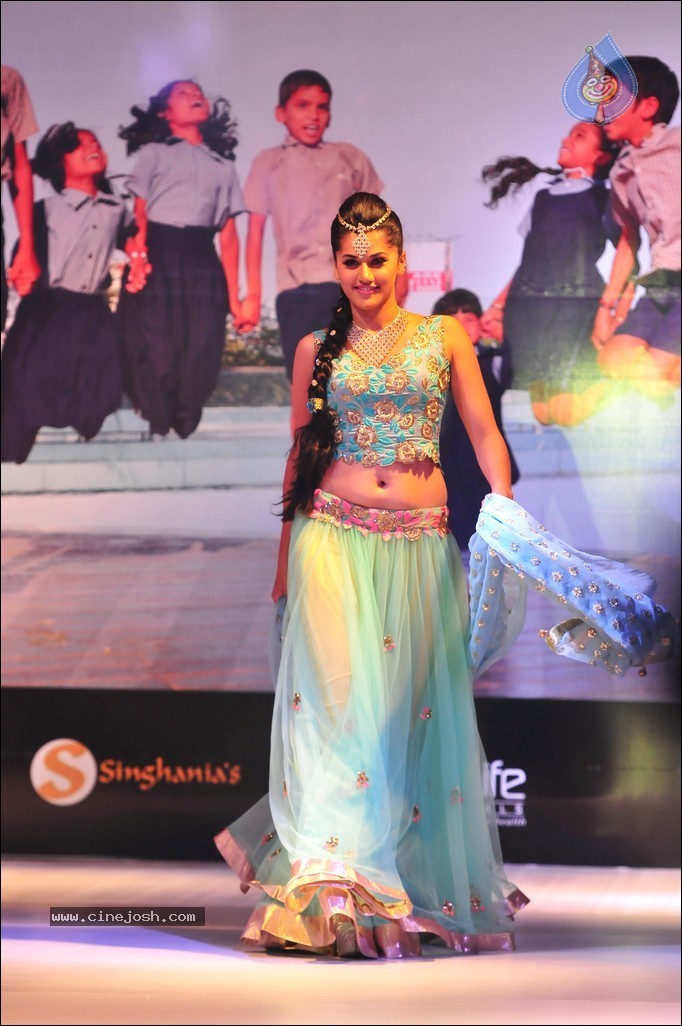 Tapsee Ramp Walk Photos - 24 / 31 photos