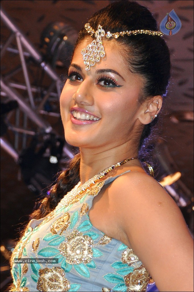 Tapsee Ramp Walk Photos - 25 / 31 photos