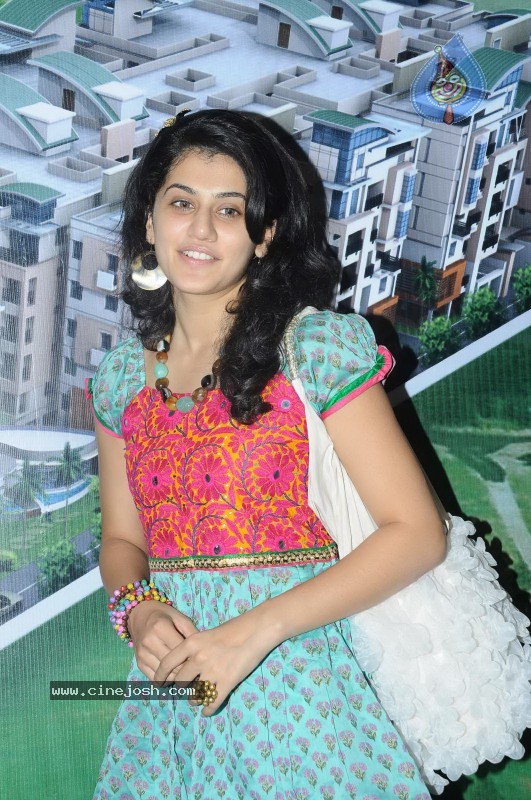 Tapsee visits Nizam College Grounds - 5 / 72 photos