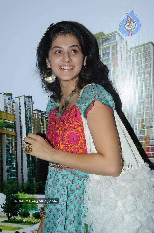 Tapsee visits Nizam College Grounds - 24 / 72 photos
