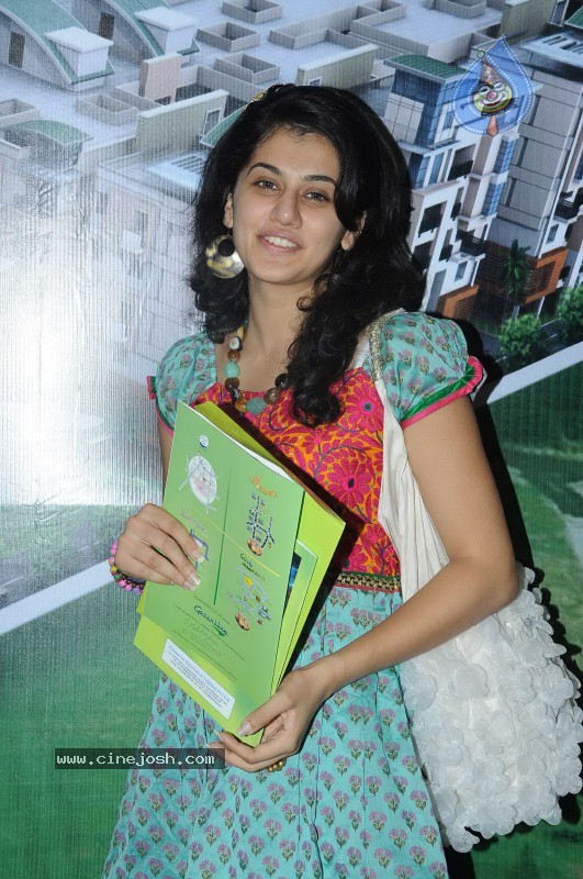 Tapsee visits Nizam College Grounds - 28 / 72 photos