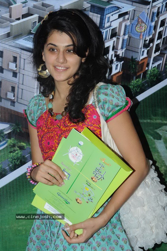 Tapsee visits Nizam College Grounds - 31 / 72 photos