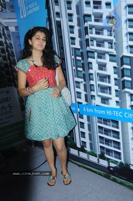 Tapsee visits Nizam College Grounds - 39 / 72 photos