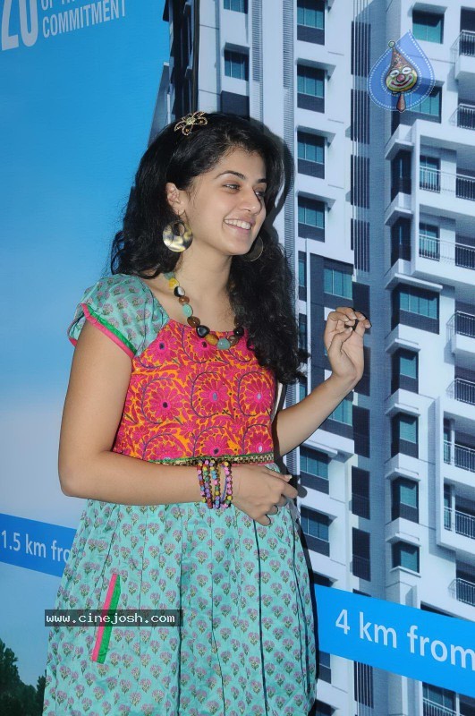 Tapsee visits Nizam College Grounds - 46 / 72 photos