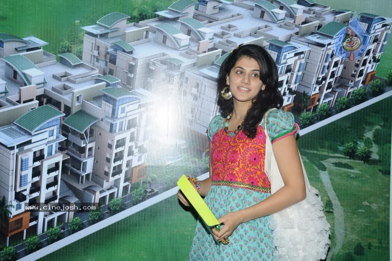Tapsee visits Nizam College Grounds - 56 / 72 photos