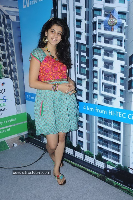 Tapsee visits Nizam College Grounds - 60 / 72 photos
