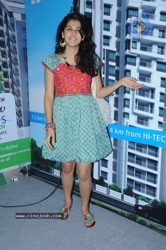 Tapsee visits Nizam College Grounds - 61 / 72 photos