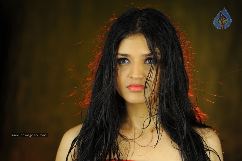 Tara Alisha Hot Stills - 29 / 58 photos