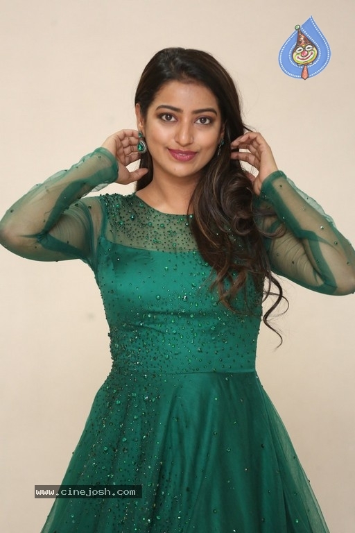 Tarunika Singh New Pics - 4 / 18 photos